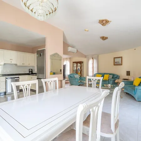 Oceano With Private Heated Pool, Aircon And Seaview فيلة
